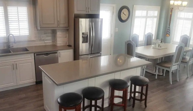 Casa Blanca Cottage - 7 Minute walk to Crystal Beach