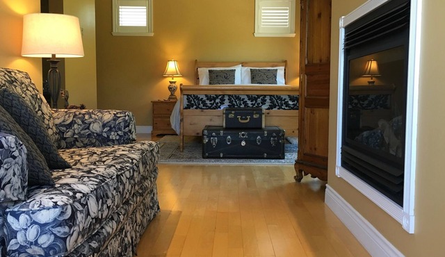 Casa Colina Bed & Breakfast - The West Queen Suite