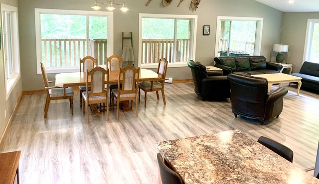 Casa in the Woods w/ HOT TUB! - Shuswap Vacations and Sledding Accommodation