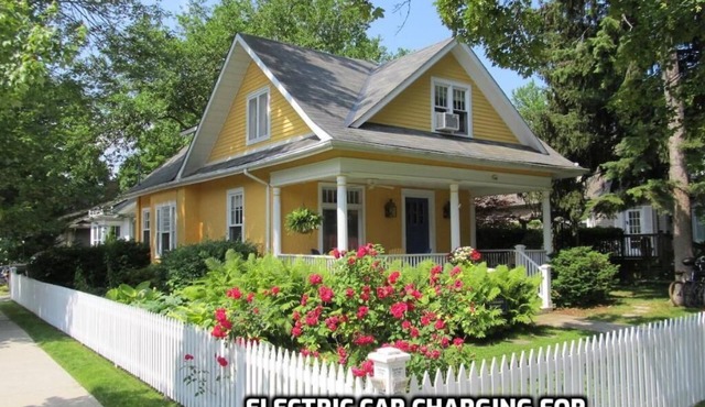 Casablanca Cottage - 1/2 block to Queen Street - Pet friendly, 3 bedroom 3 bath