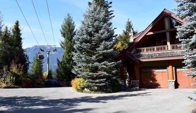 CEDAR HOLLOW 11 | Ski-In, Ski-Out | Huge Living Space | Private Hot Tub & Garage