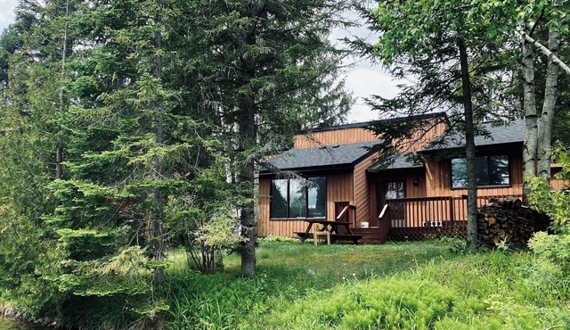 Cedar Lodge | Peaceful Waterfront Escape in Ennismore