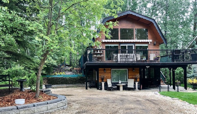 Cedar Log Cottage , nestled in the trees with wrap around deck