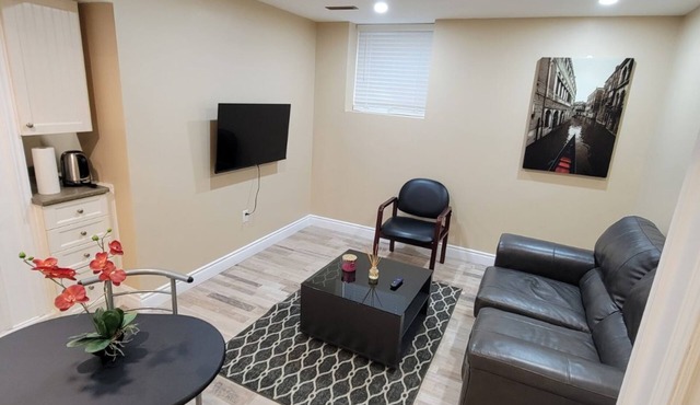 Center of Barrie city, 5.3km to Barrie lake and 5minutes to 400.2 guest allowed