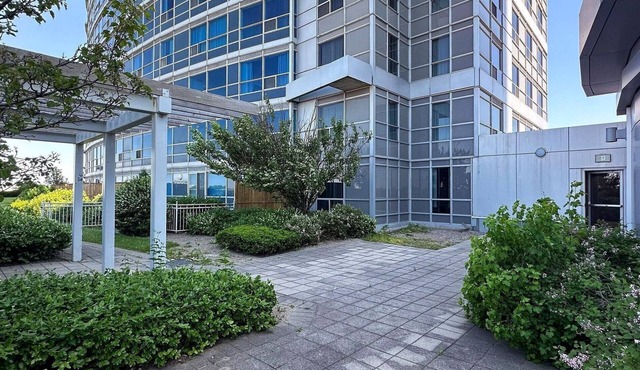Central 1BR + Den - 15 Mins to Downtown!