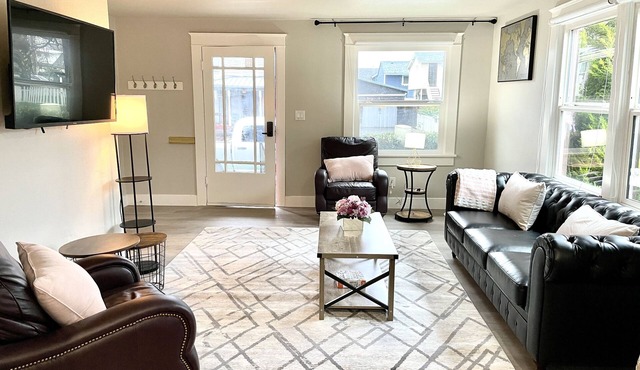 Central duplex with 3 bed/2bth near Hough Park in Vancouver