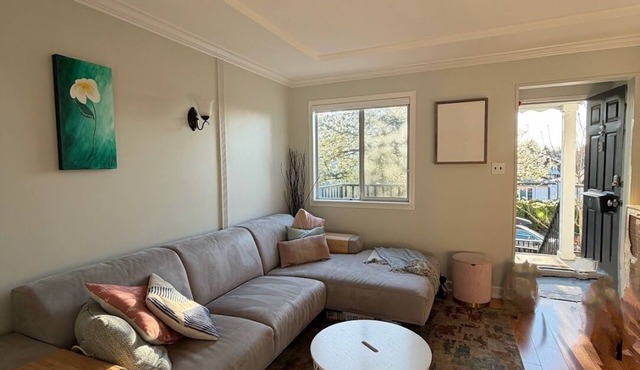 Central Family Home | 4 Bed 2 Bath | Entire House w Yards | Transit & Parking