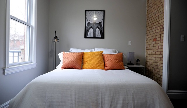 Central London - Clean, Modern & Comfortable. Downtown w/Free Parking & Wi-Fi