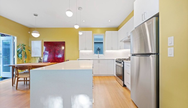 Central Peaceful Oasis: Queen bedroom w/en-suite available in shared house.