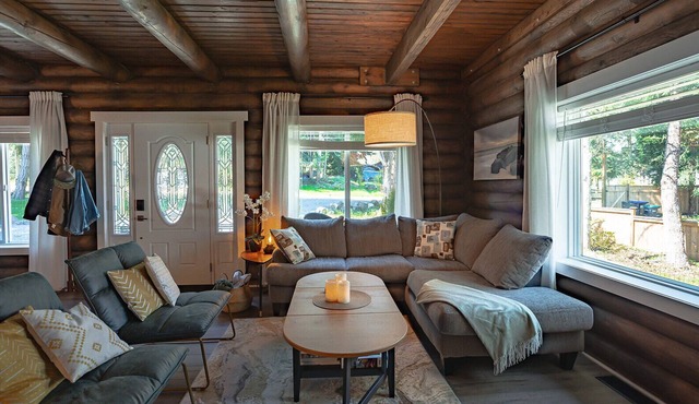 Central Vancouver Island ☀ 500sqf. Rooftop Deck! ✦Views✦ Walk to Beach!🏖