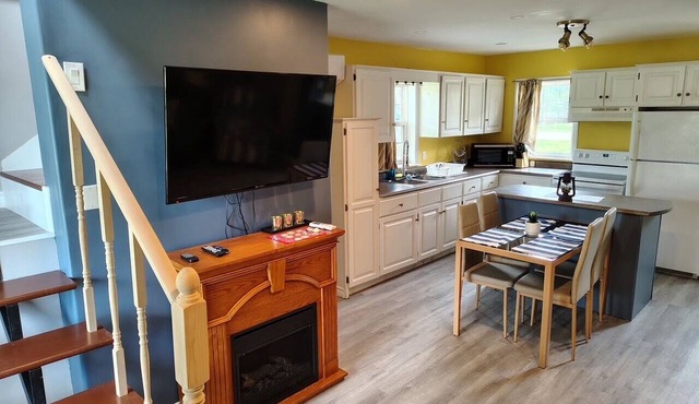 Centrally located, private entrace, 2min to Victoria by the Sea