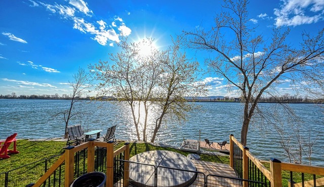 Chalet Sunset by the Richelieu River : Waterfront Views, Tranquility & Comfort