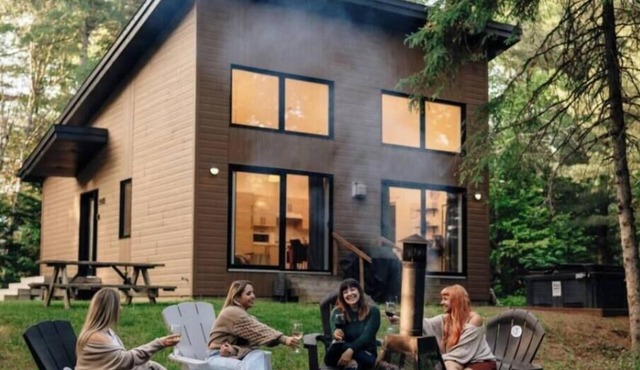 Chalet avec spa privé à louer dans les Laurentides — Lac Sarrazin, Sainte-Lucie-des-Laurentides