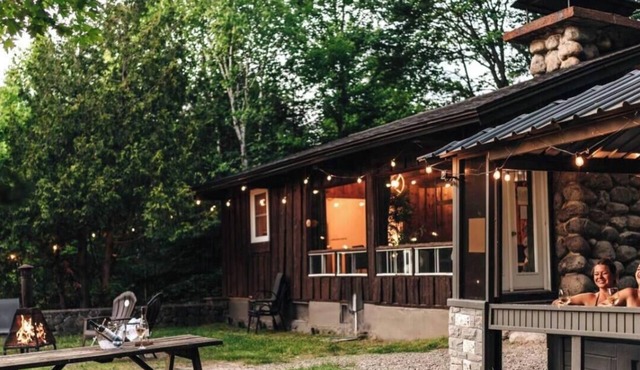 Chalet à louer dans les Laurentides : spa privé + bord du lac à Sainte-Lucie-des-Laurentides