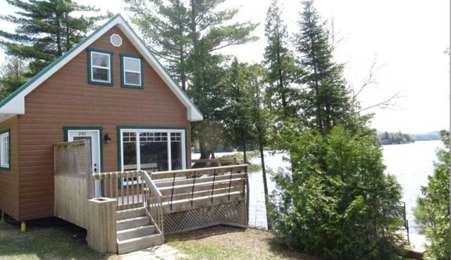 Chalet à Louer au Bord de L'eau - Lac du Huit in Adstock