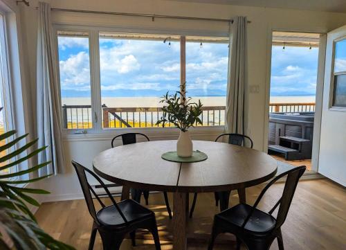 Chalet 691 Waterfront with Spa, Fireplace, WiFi & AC