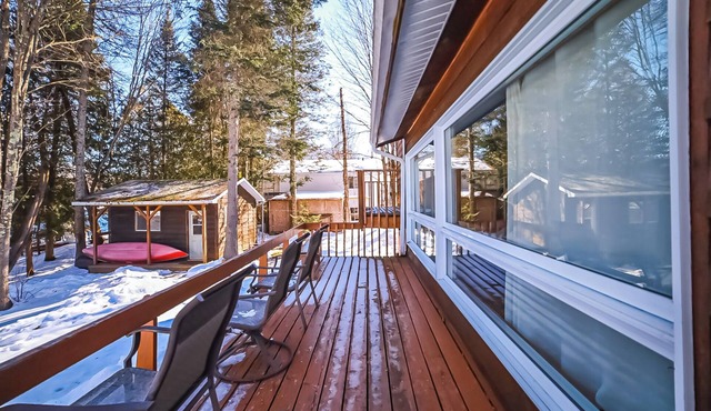 Chalet au bord de la rivière, spa, Wi-Fi, convivial pour détente en famille. in saint-andre-avellin