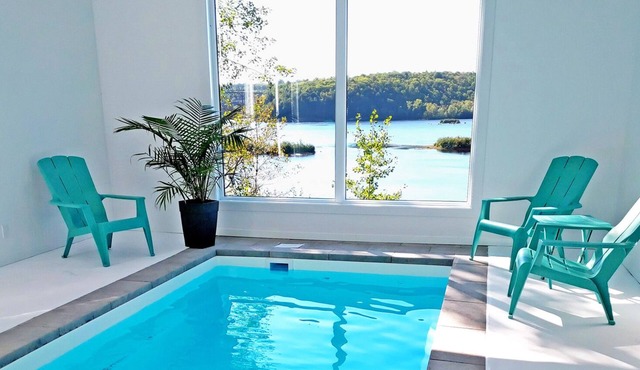 Chalet Avec Piscine Intérieure Face au St Maurice, Dans la Baie de Shawinigan in Saint-Boniface