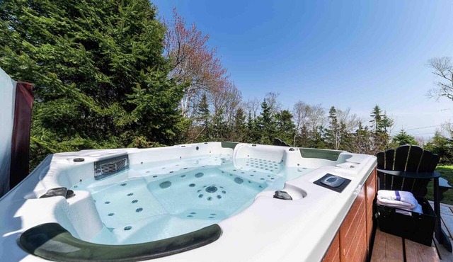 Chalet Bleu 55: Hot Tub, Views, Games & BBQ