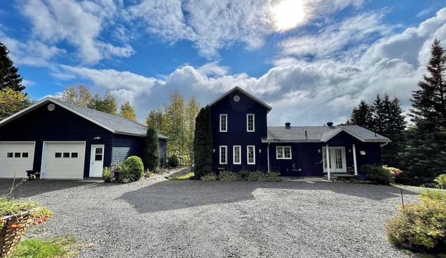 Chalet Bleu by the lake. Ideal for getting together with family and friends.