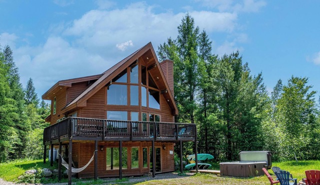 Chalet Polaris ✸ Fireplace ☼ AC ☼ 4 Seasons Spa ♥ Lake ♥ Pedalo & 2 SUPs
