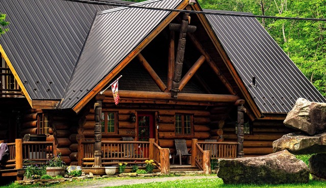 Chalet en bois avec spa et vue sur la rivière, en pleine nature. Ami des chiens!