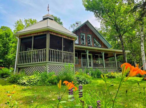 Chalet en Bois Rond au bord de l'eau - spa privé & billard - Mauricie, Portneuf - Québec