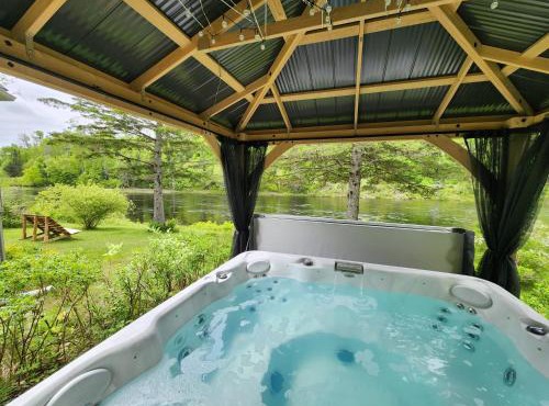 Chalet en Bois Rond au bord de l'eau - spa privé & billard - Mauricie, Portneuf - Québec
