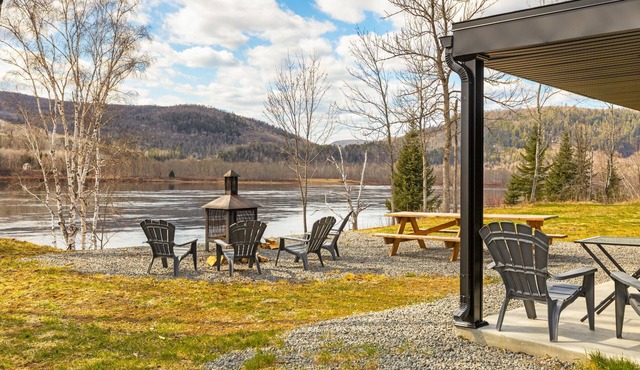 Chalet le Saint-Mo on the banks of the St-Maurice River with spa