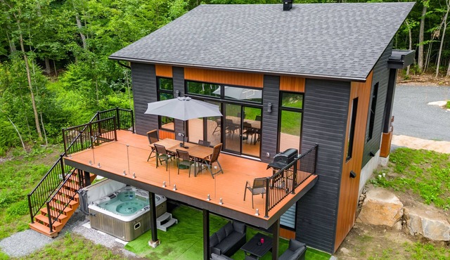 Chalet Le Valcourt | 4season Spa | BBQ | Firepit | AC | Foosball | Natural Light