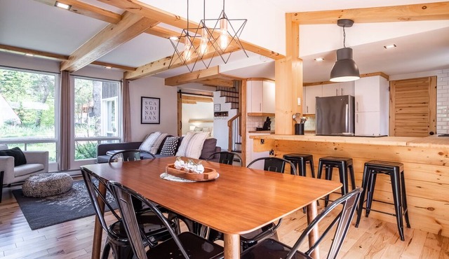 Chalet Scandinavian, Turn Key Amenities + Pet Friendly + Dedicated Workspace with Hi Speed WiF