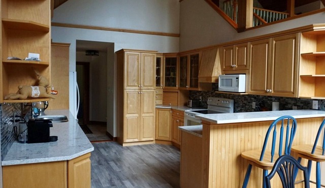 Chalet Style Cottage near Shawnigan Lake