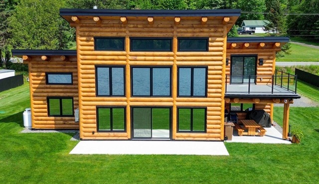 Chalet un Air de Bois, riverside log cabin