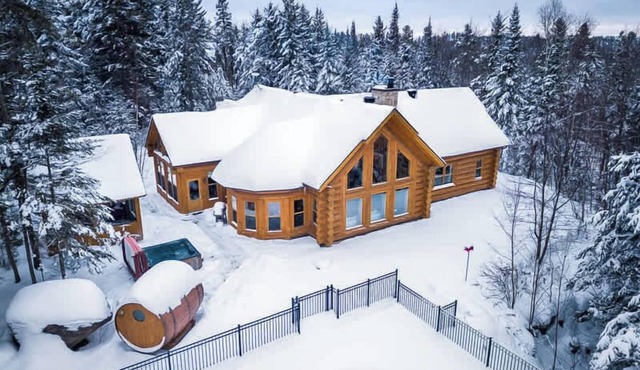 Chalet White Rabbit at Fiddler Lake with private spa, sauna, and pool