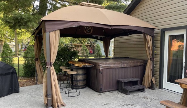 Chardonnay Bay- wine country, beach, hot tub and pet friendly!
