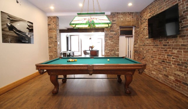 Charm & Luxury Vacation Headquarters to Downtown!