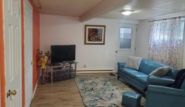 Charming little 3 and 1/2 located close to everything