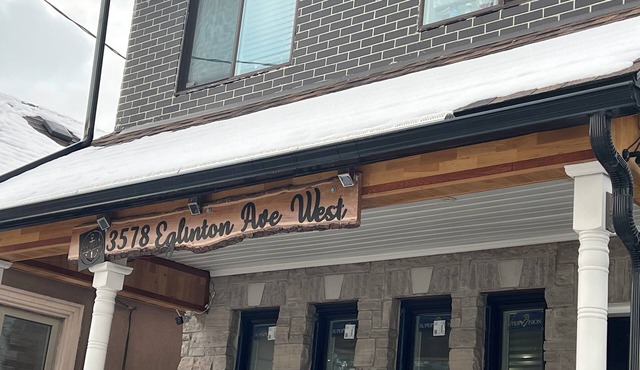 Charming 1-bedroom/kitchen n a house in beautiful Toronto with WiFi, AC, Female