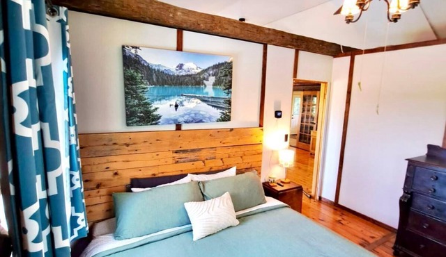 Charming 2-bedroom cabin in enchanting Gores Landing with WiFi, AC, hot tub/pool