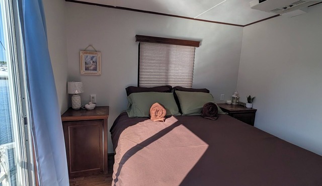 Charming 2-bedroom boat with AC in tranquil Boston harbor in Boston