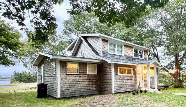 Charming 2-bedroom cottage with barrel sauna and river view