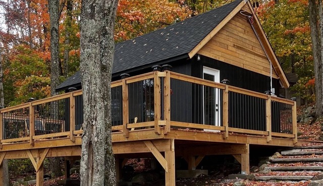 Charming 2-bedroom cabin in delightful Huntsville with WiFi, AC