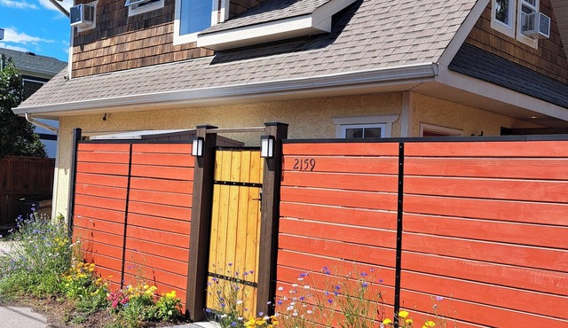 Charming 2 Bedroom House Close to KGH and Lake