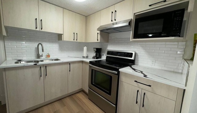 Charming 2-bedroom house in lovely Calgary with WiFi