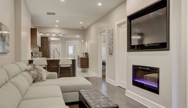 Charming 2BR townhouse w. Parking in Quiet Neighbourhood