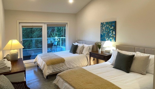 Charming 3-bedroom house in marvelous Roberts Creek with WiFi