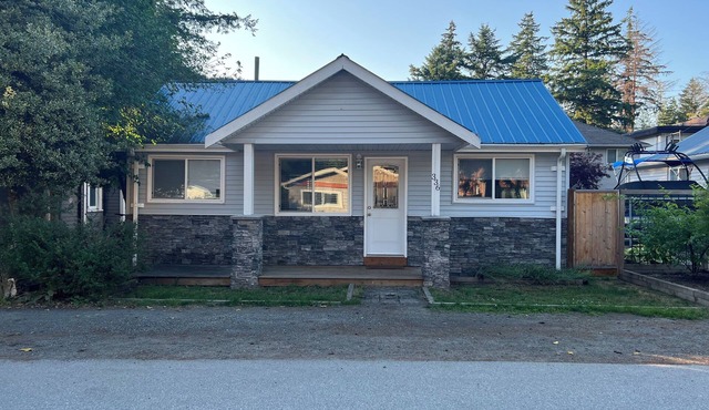 Charming 3-bedroom house with WiFi and AC in Cultus Lake.