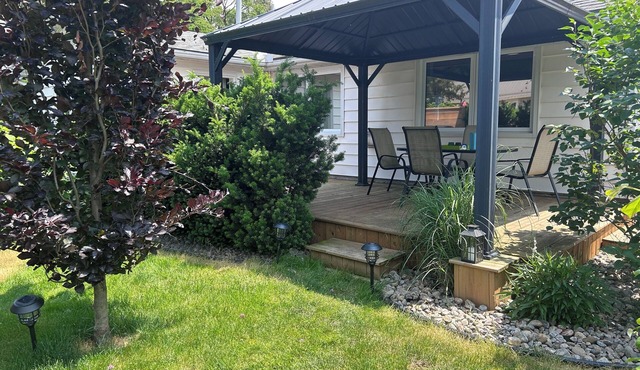 Charming 3 bedroom cottage, canal access to lake St Clair, family & pet friendly
