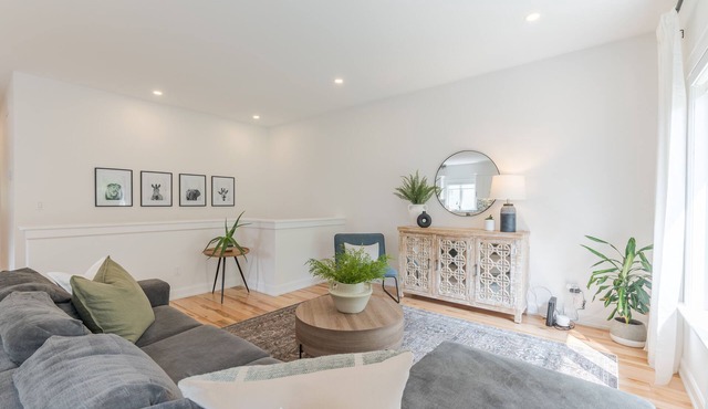 Charming 3BR Bungalow + Hot Tub in Port Hope in Port Hope