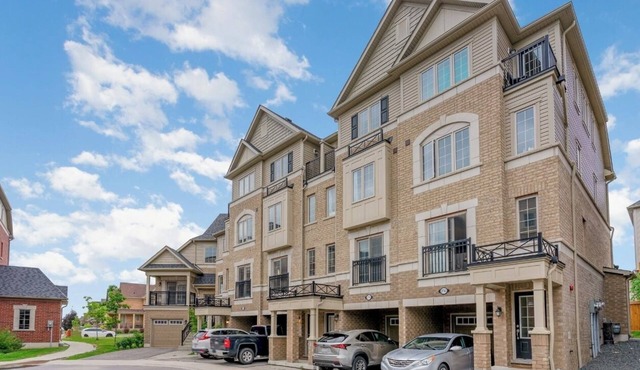Charming 4-bedroom house with Central air and WiFi in Oshawa